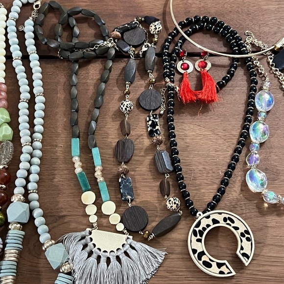 LOT of 9 Gold Mixed Metal and Bead Necklaces short and long - Picture 3 of 7